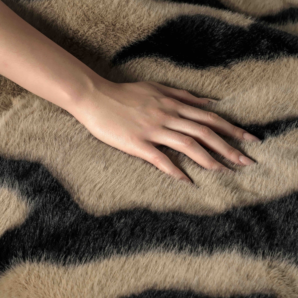 Patura cu blana de nurca cappuccino cu dungi negre aproap