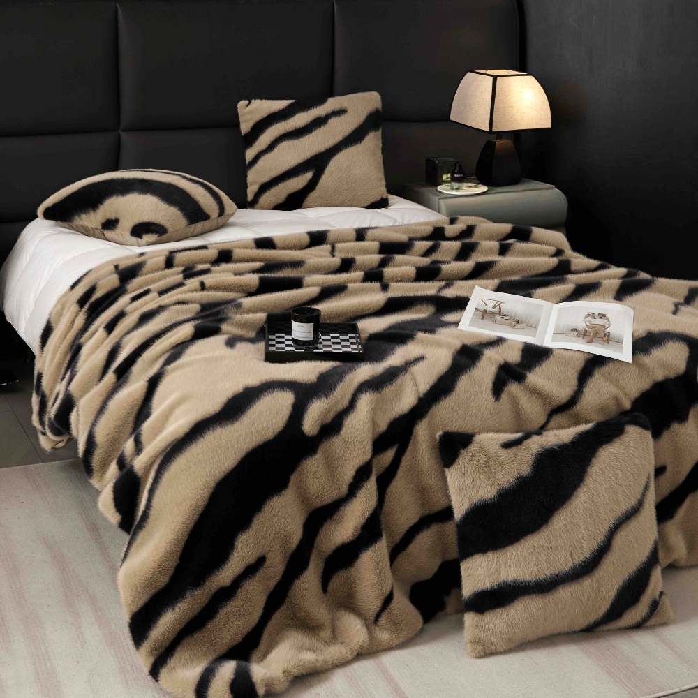 Patura cu blana de nurca cappuccino cu dungi negre aranjament