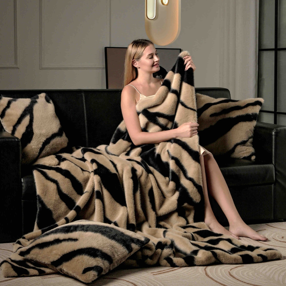 Patura cu blana de nurca cappuccino cu dungi negre canapea