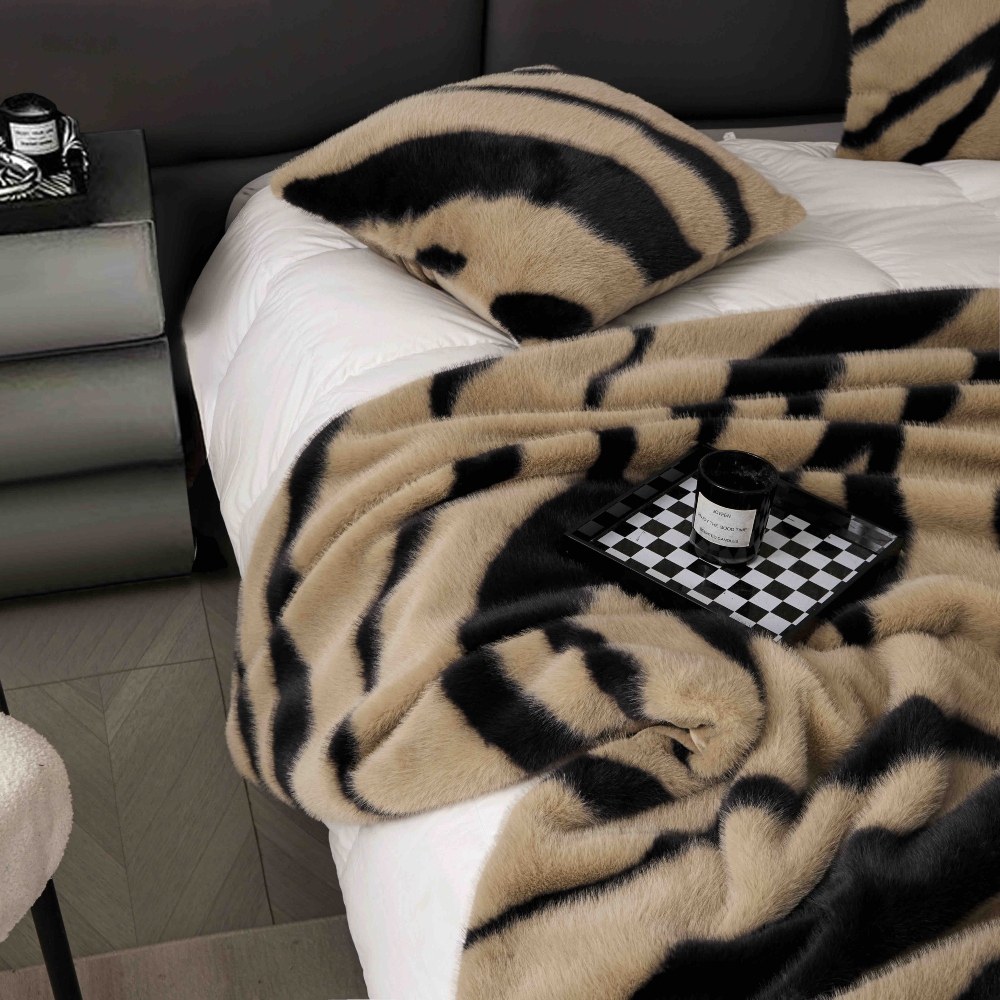 Patura cu blana de nurca cappuccino cu dungi negre design pat