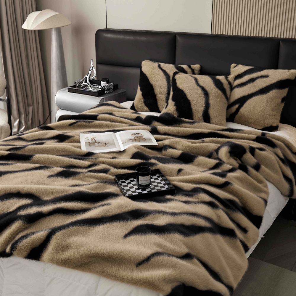 Patura cu blana de nurca cappuccino cu dungi negre design