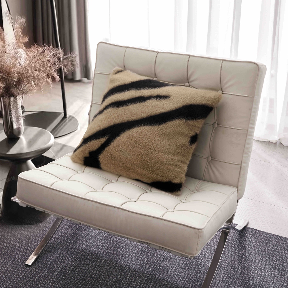 Patura cu blana de nurca cappuccino cu dungi negre pernuta