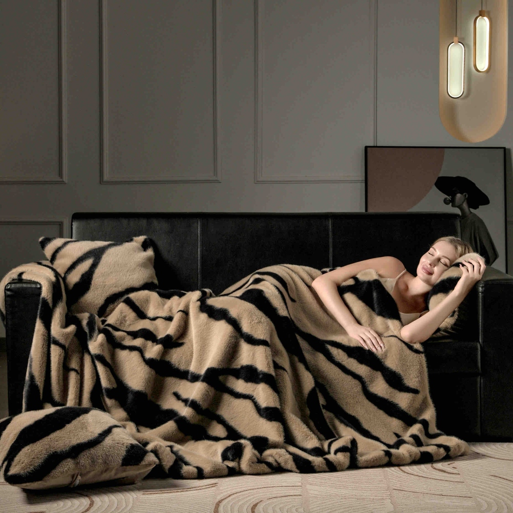 Patura cu blana de nurca cappuccino cu dungi negre pufoasa