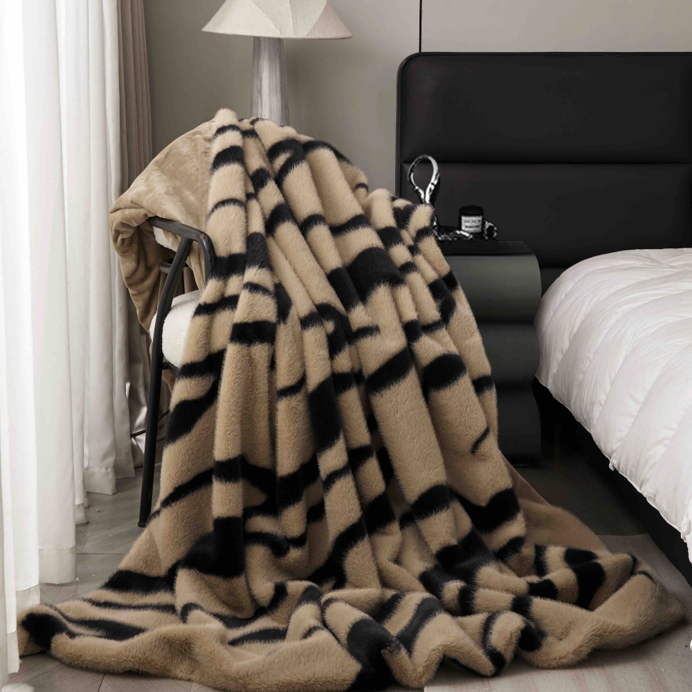 Patura cu blana de nurca cappuccino cu dungi negre scaun