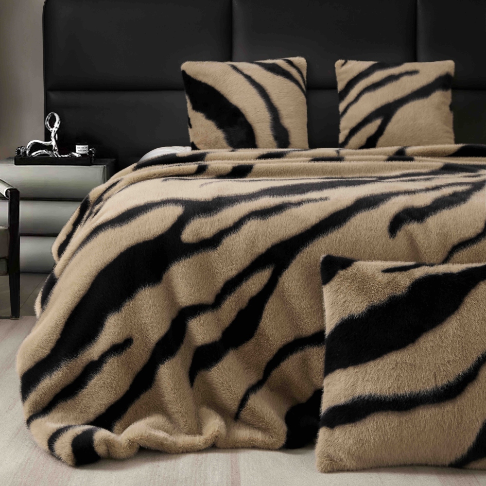 Patura cu blana de nurca cappuccino cu dungi negre