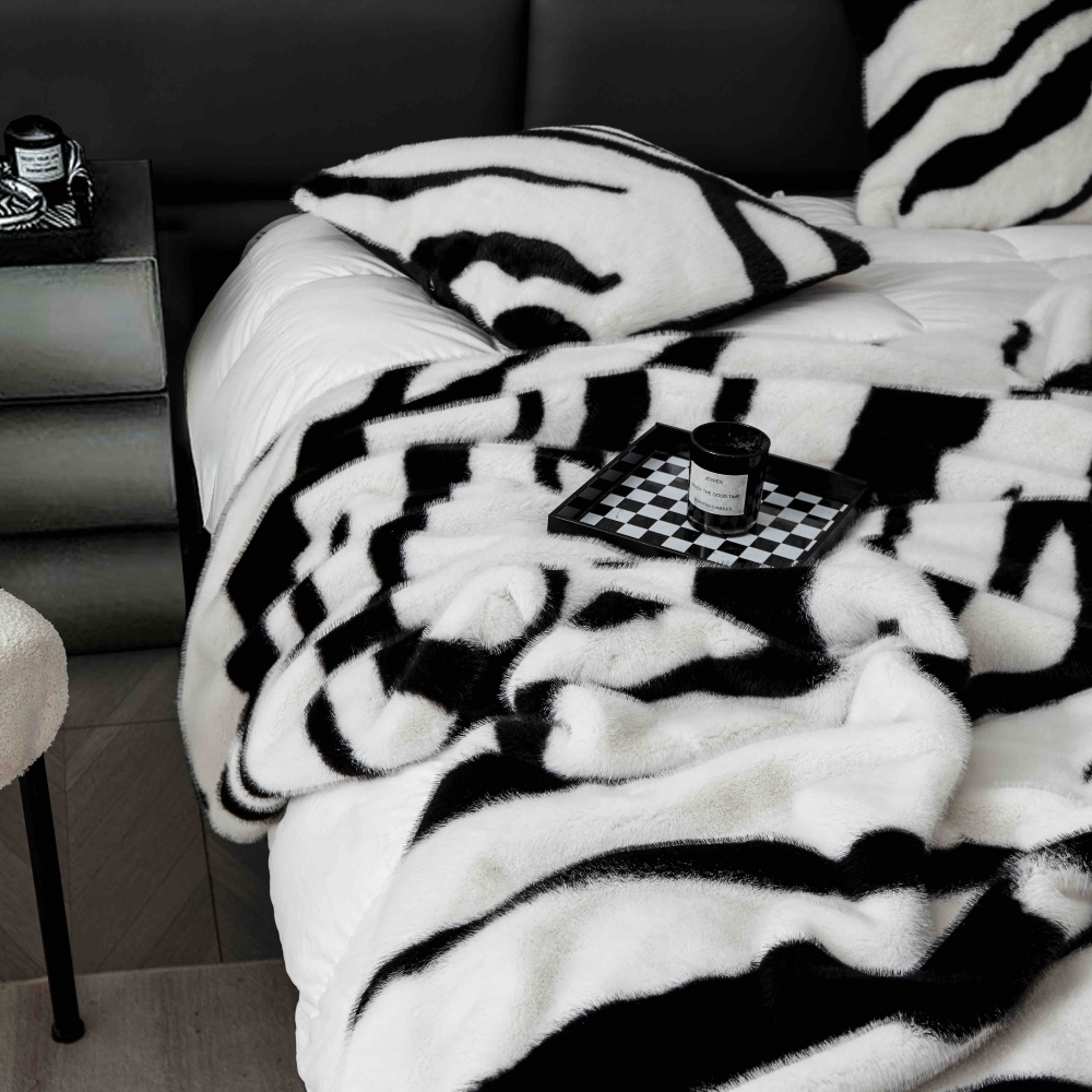 Patura cu blana de nurca zebra design pat