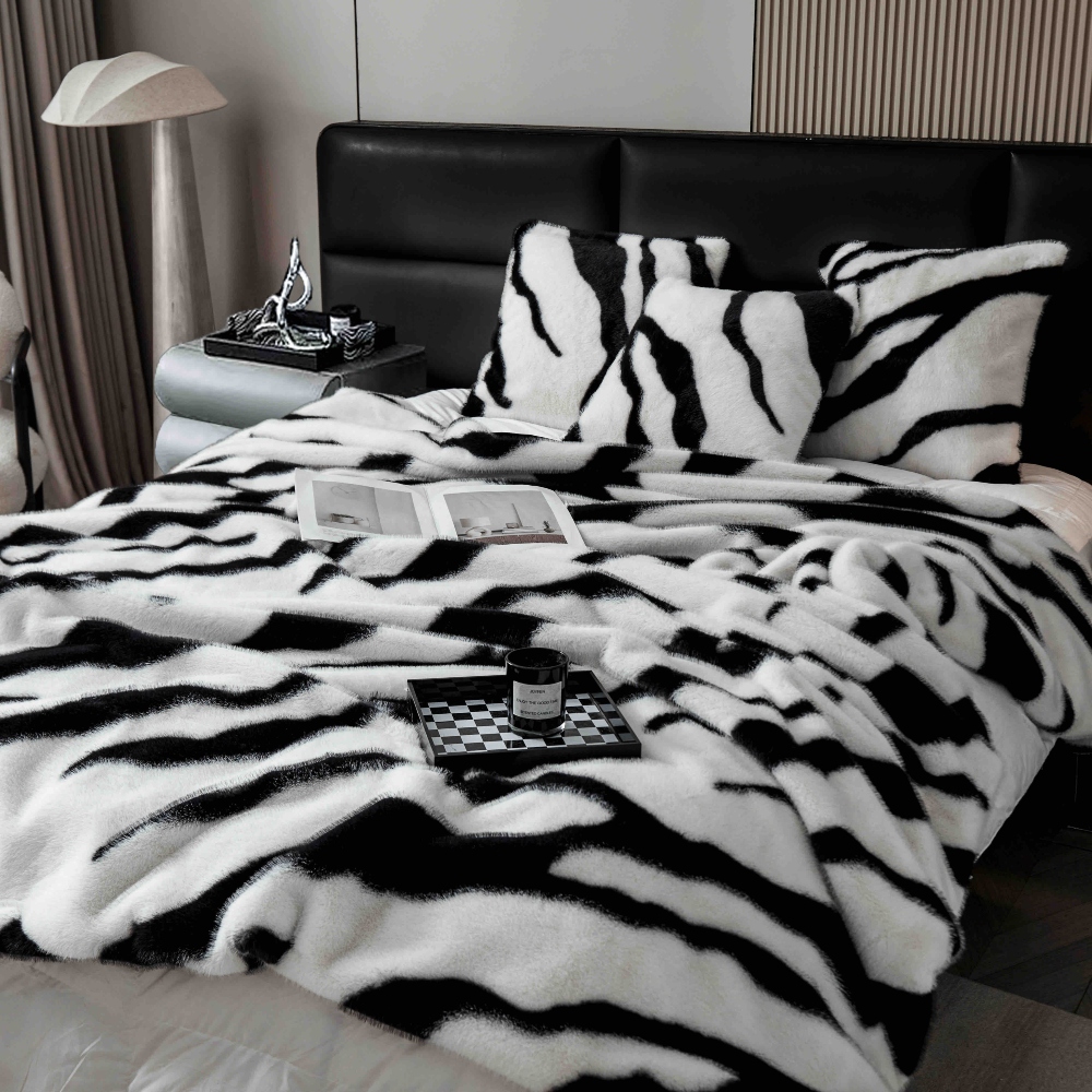 Patura cu blana de nurca zebra design