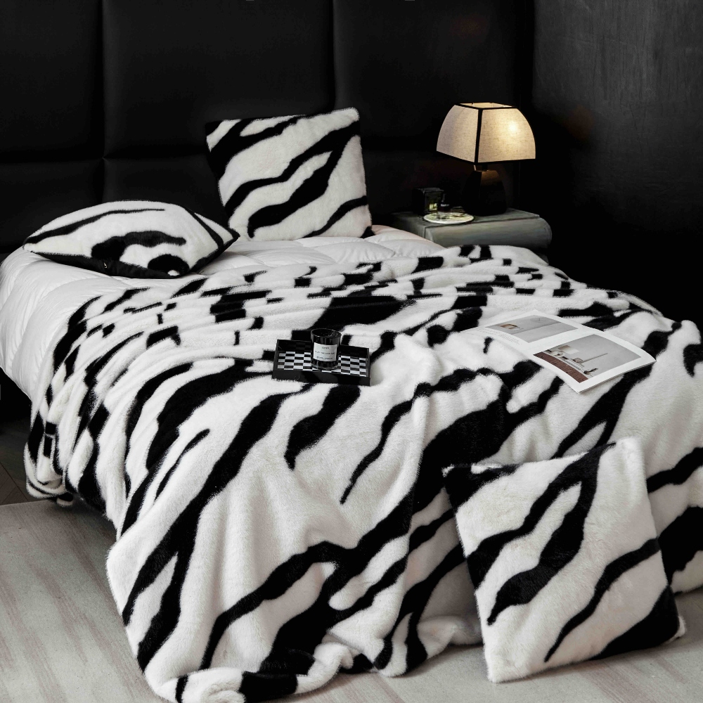 Patura cu blana de nurca zebra model