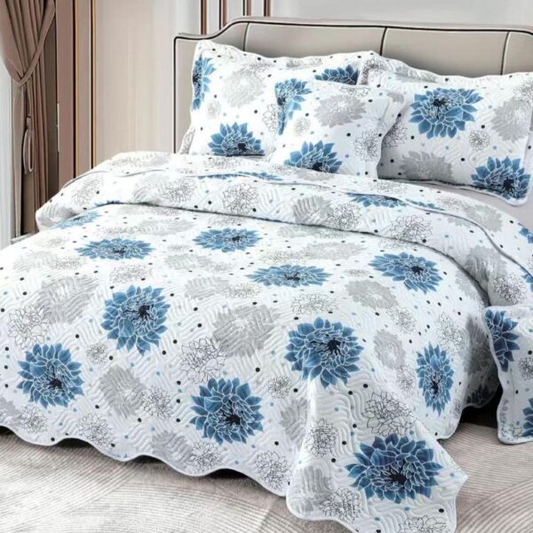 cuvertura alba cu flori albastre