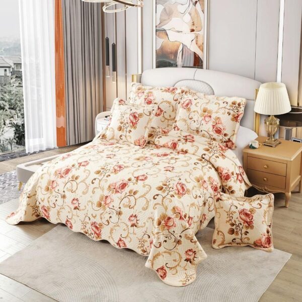 cuvertura crem cu flori si ornamente rosii