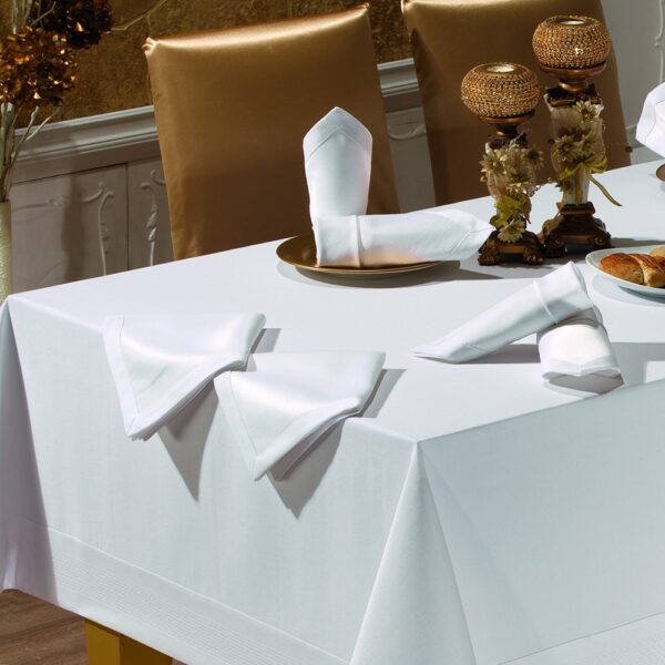 fata de masa honey alb cu servetele aproape