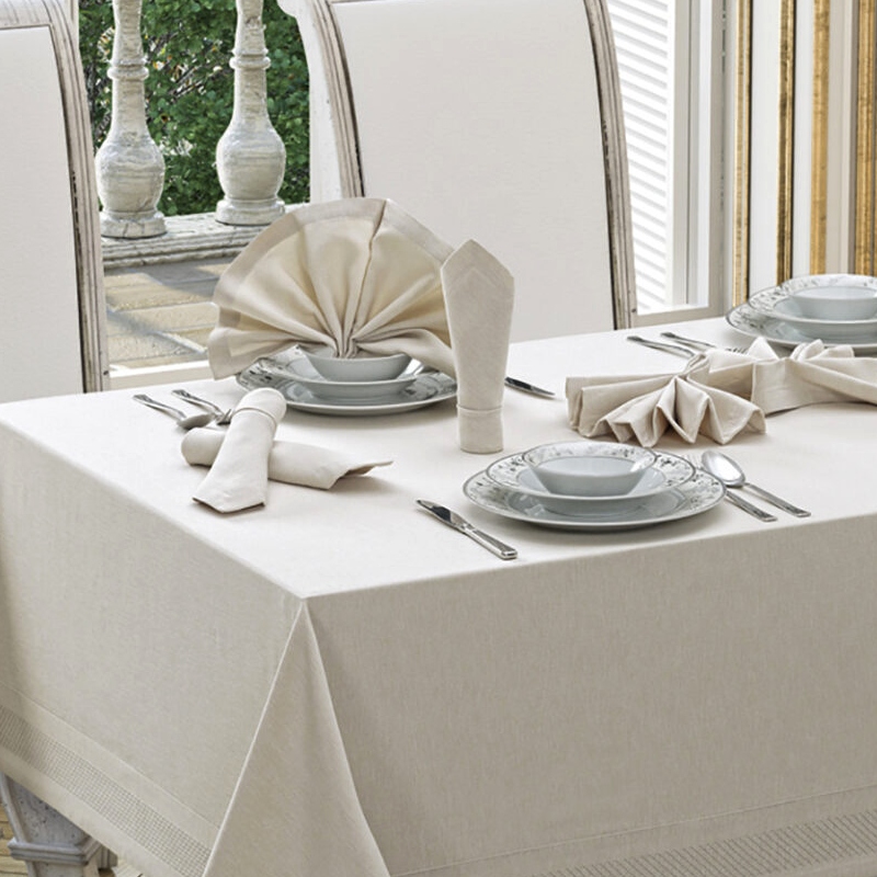 fata de masa honey bej cu servetele aproape fata de masa honey bej cu servetele aproape