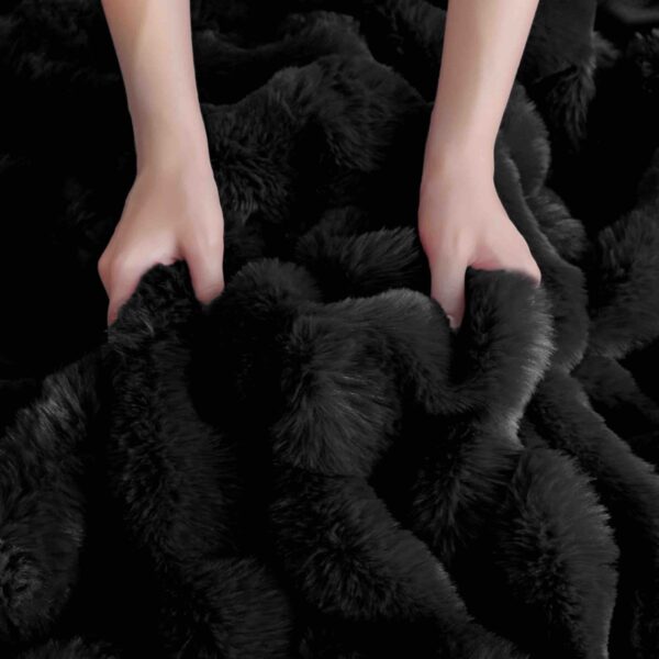 lenjerie blanita iepure negru material