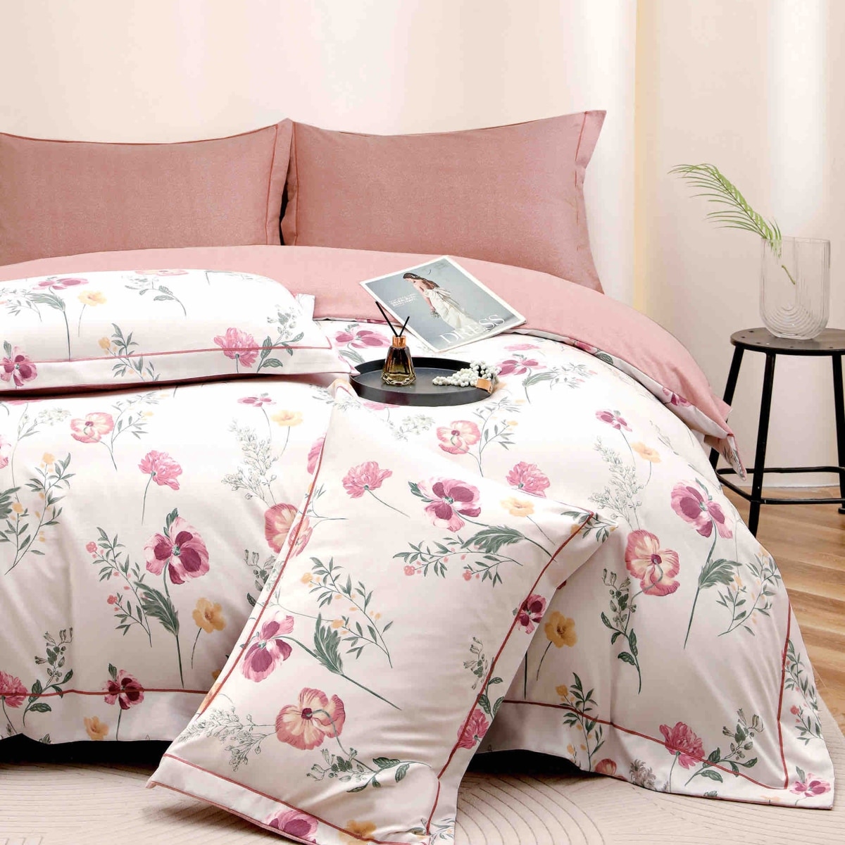 lenjerie la cutie din finet alb roz cu flori aproape lenjerie la cutie din finet alb roz cu flori aproape