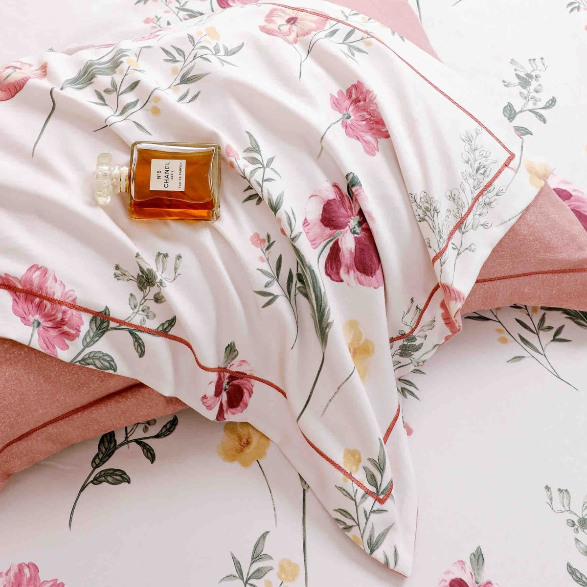 lenjerie la cutie din finet alb roz cu flori sus lenjerie la cutie din finet alb roz cu flori sus