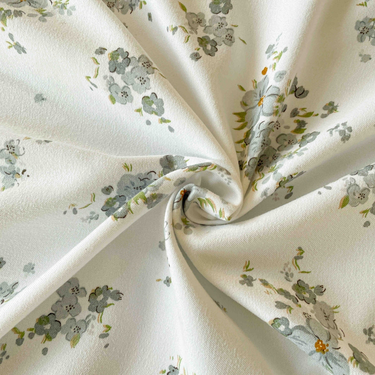 lenjerie la cutie din finet alba cu floricele turcoaz material lenjerie la cutie din finet alba cu floricele turcoaz material