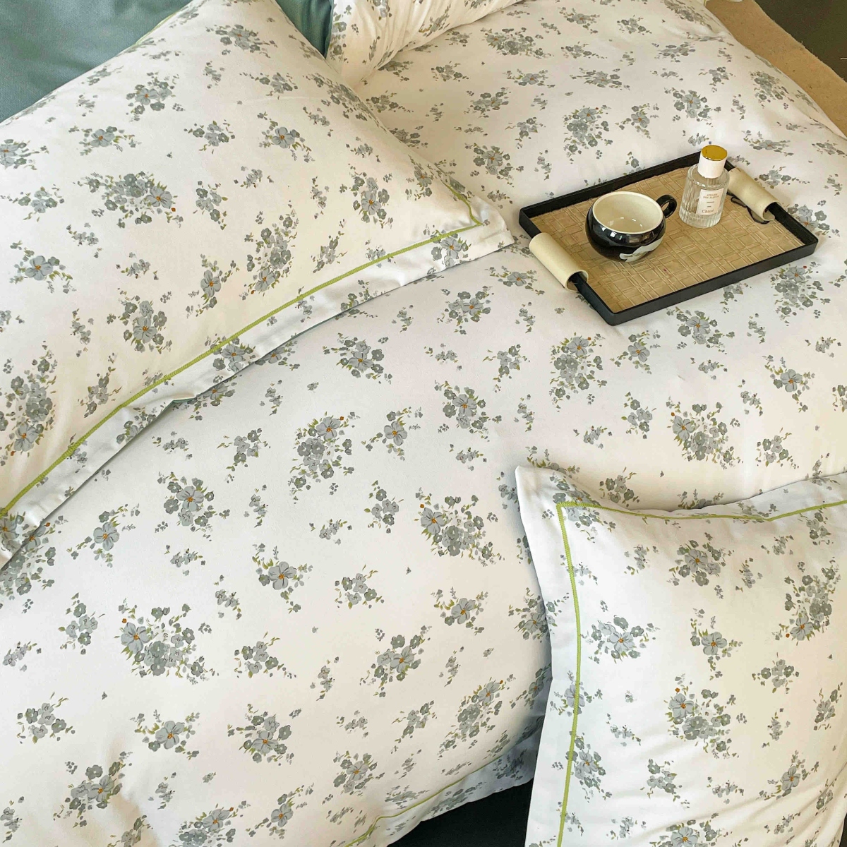 lenjerie la cutie din finet alba cu floricele turcoaz sus lenjerie la cutie din finet alba cu floricele turcoaz sus