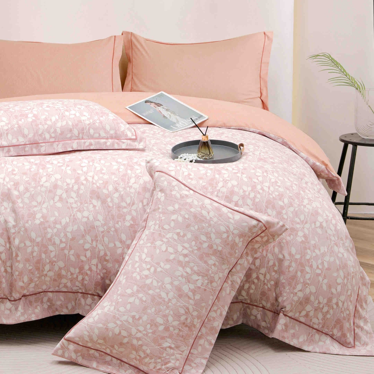 lenjerie la cutie din finet roz cu floricele albe aproape lenjerie la cutie din finet roz cu floricele albe aproape