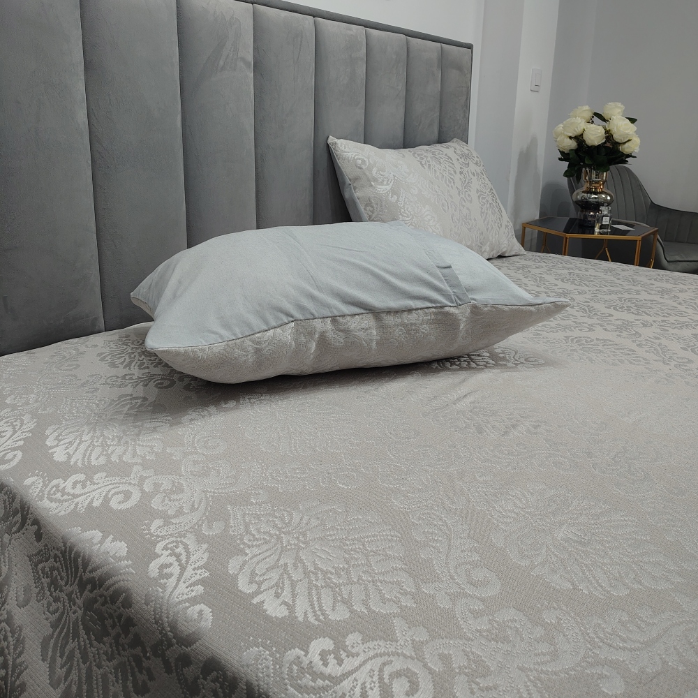 cuvertura de pat gri 1 cuvertura de pat gri