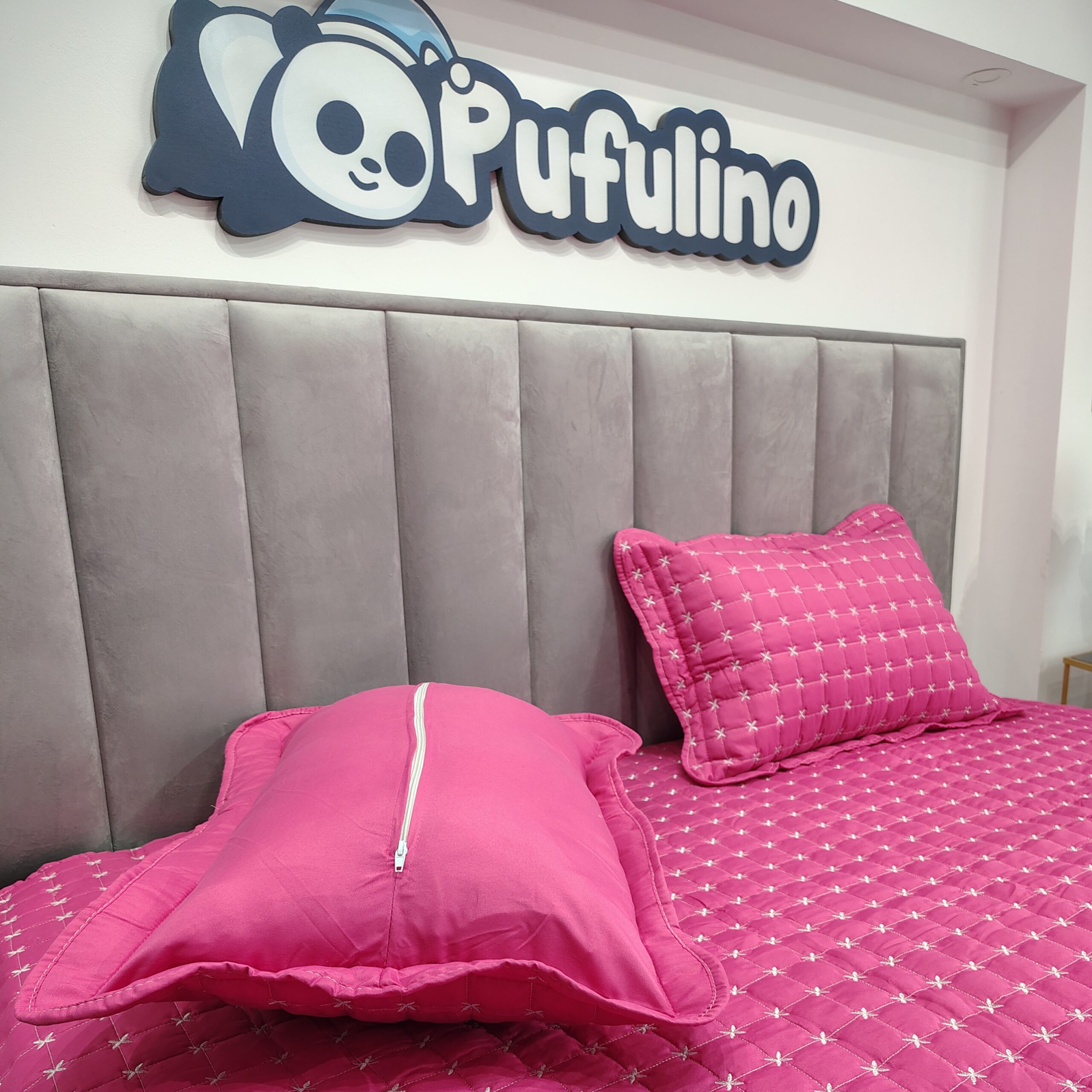 Cuvertura Brodata Magenta Fata de Perna Cuvertura Brodata Magenta Fata de Perna