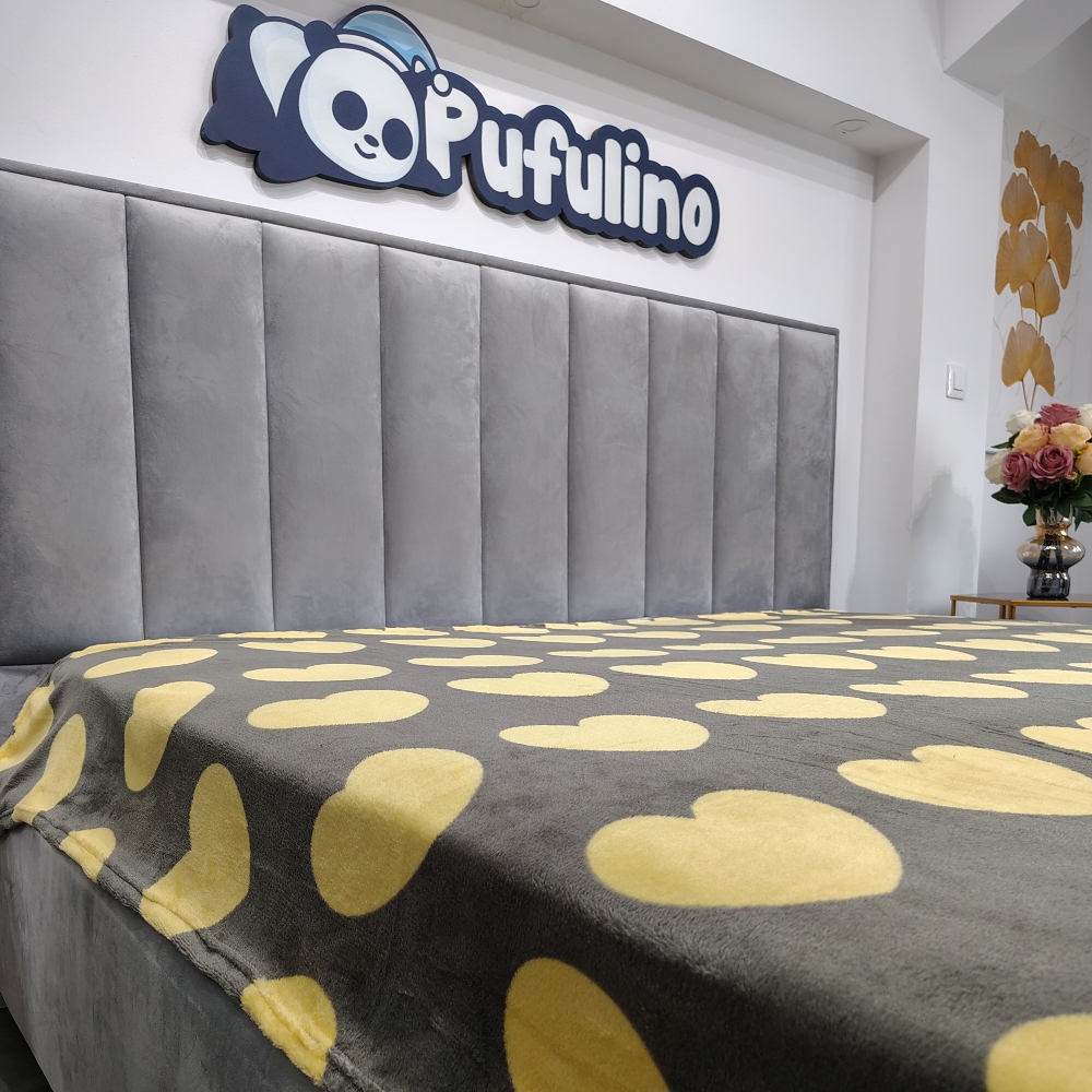 patura gri cu inimioare galbene de aproape patura gri cu inimioare galbene de aproape