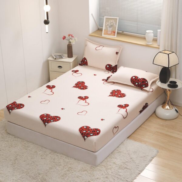 husa de pat cocolino crem cu inimioare rosii