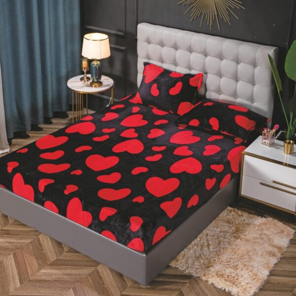 husa de pat cocolino neagra cu inimioare rosii