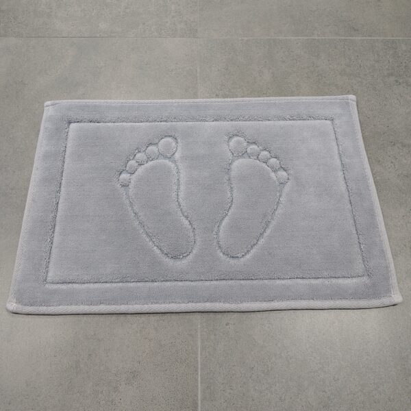 Covoras de baie pufos picioare gri deschis