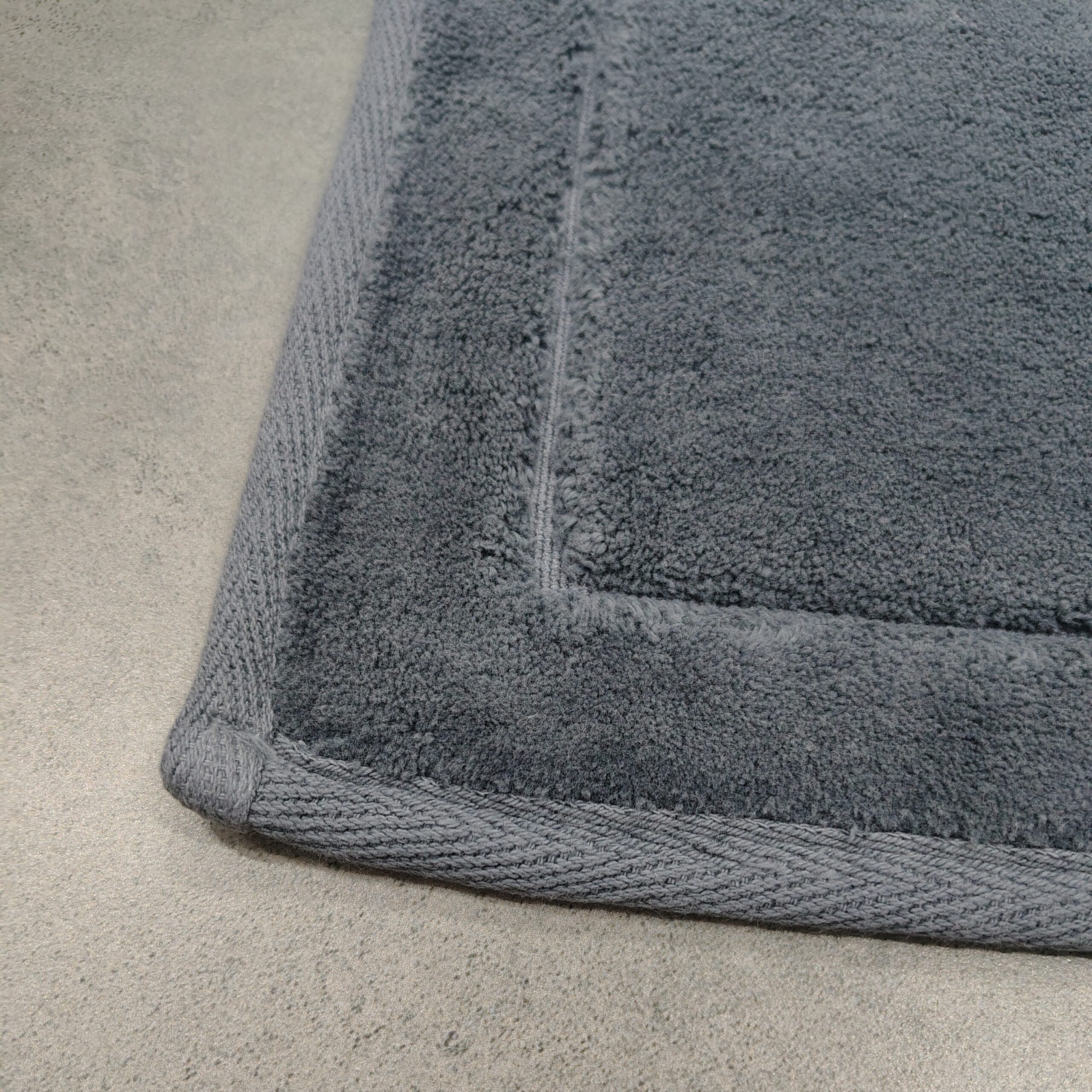 Covoras de baie pufos picioare gri inchis aproape