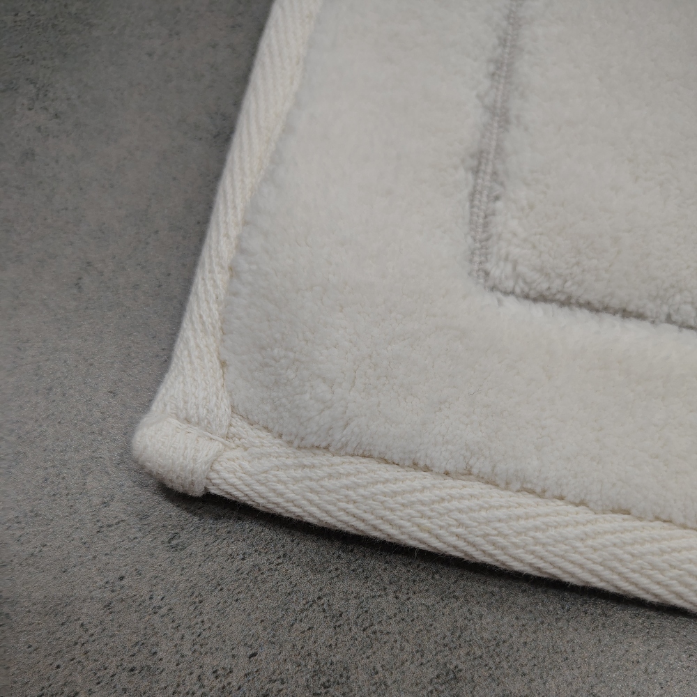 Covoras de baie pufos picioare ivory aproape Covoras de baie pufos picioare ivory aproape