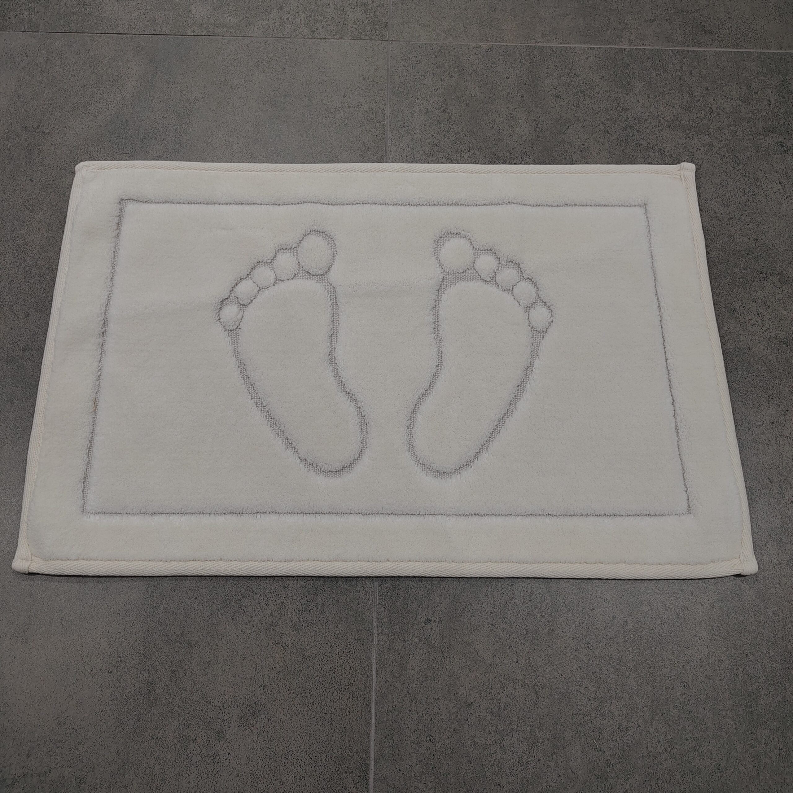 Covoras de baie pufos picioare ivory Covoras de baie pufos picioare ivory