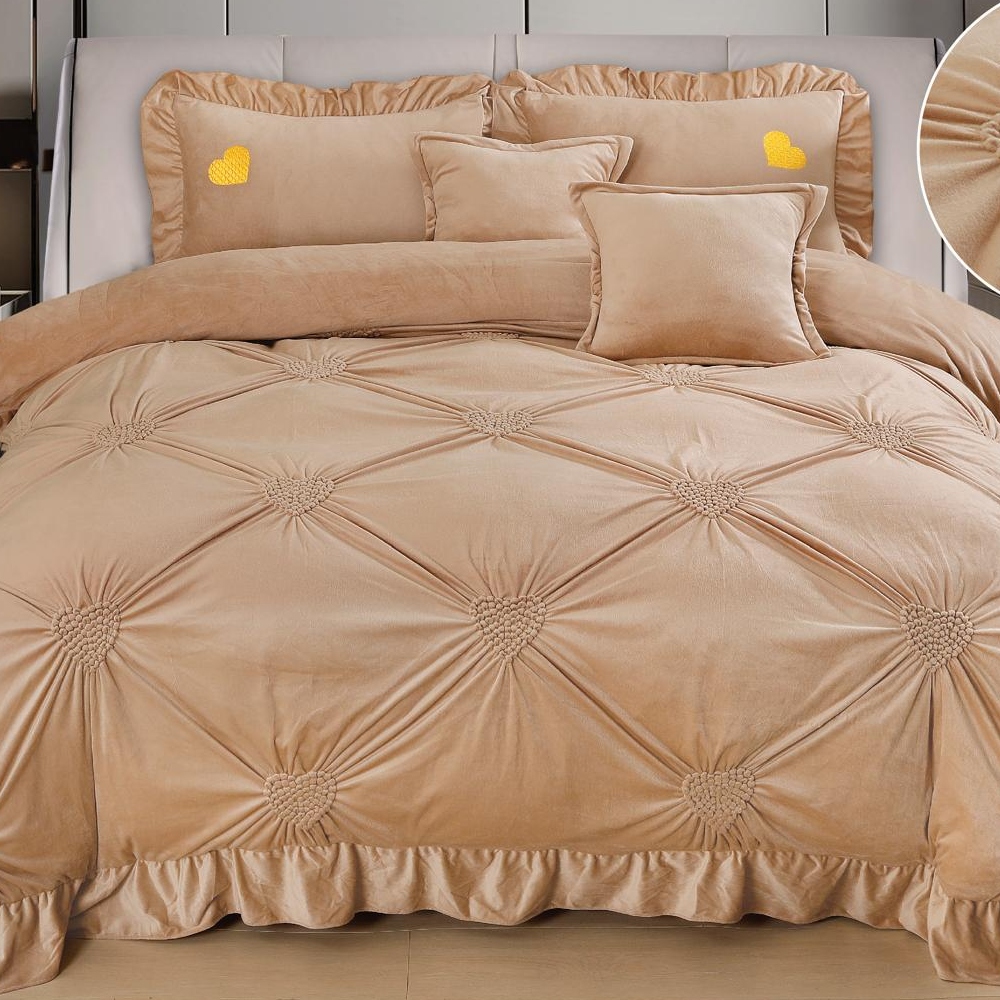 Lenjerie de pat cu pliuri si inimioare East Comfort Bej Lenjerie de pat cu pliuri si inimioare East Comfort Bej