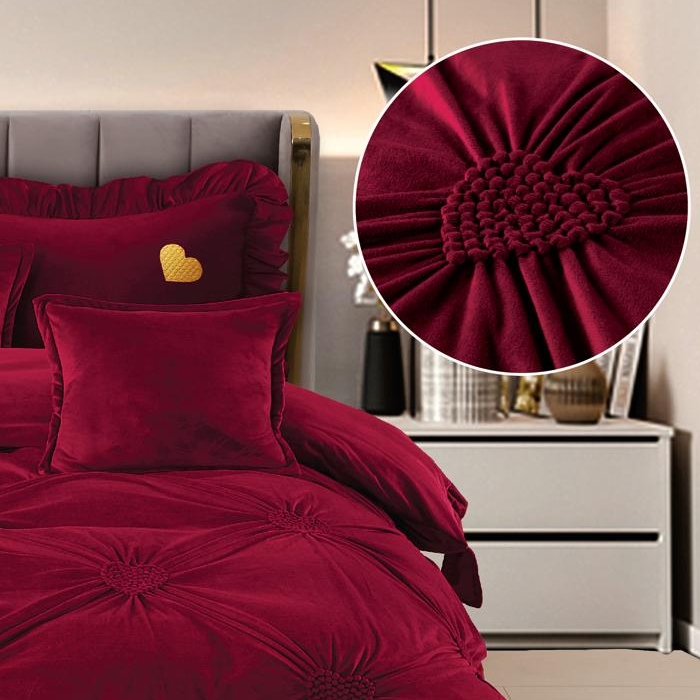 Lenjerie de pat cu pliuri si inimioare East Comfort Grena de aproape Lenjerie de pat cu pliuri si inimioare East Comfort Grena de aproape