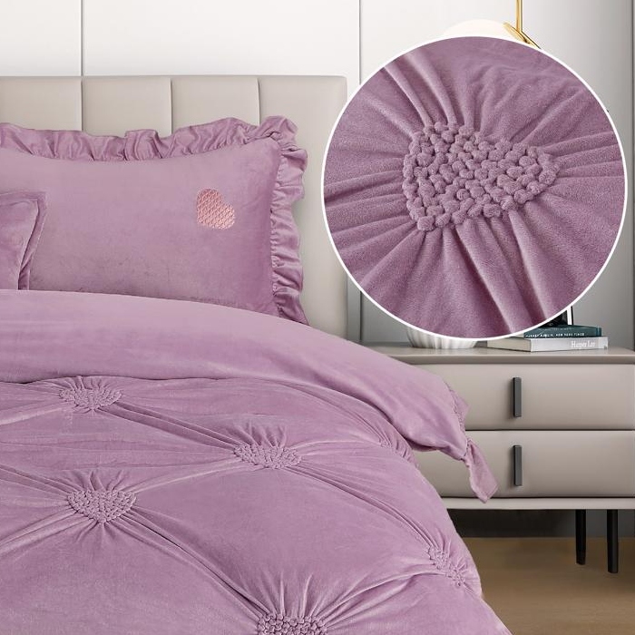 Lenjerie de pat cu pliuri si inimioare East Comfort Lila de aproape