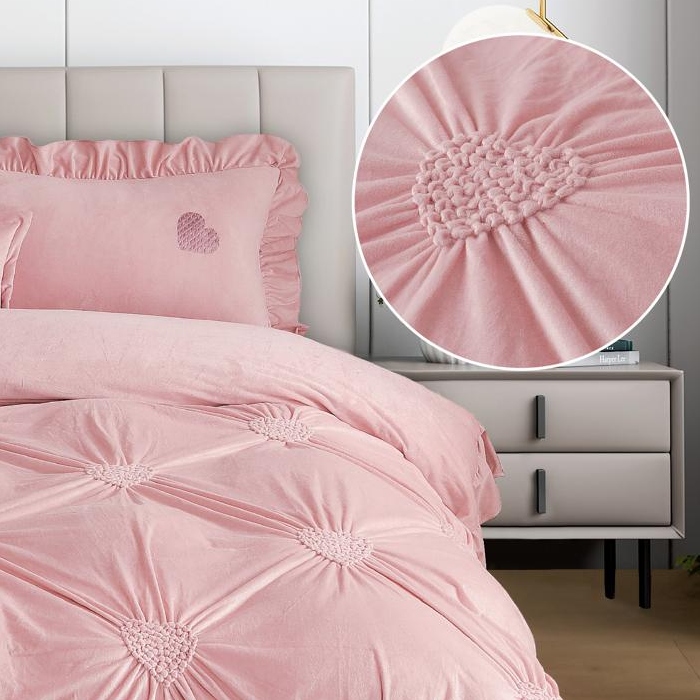 Lenjerie de pat cu pliuri si inimioare East Comfort Roz de aproape Lenjerie de pat cu pliuri si inimioare East Comfort Roz de aproape