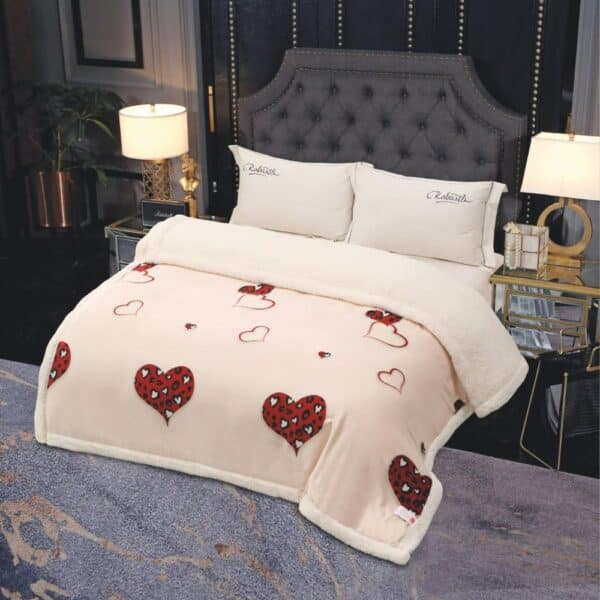 patura cu blanita crem cu inimioare