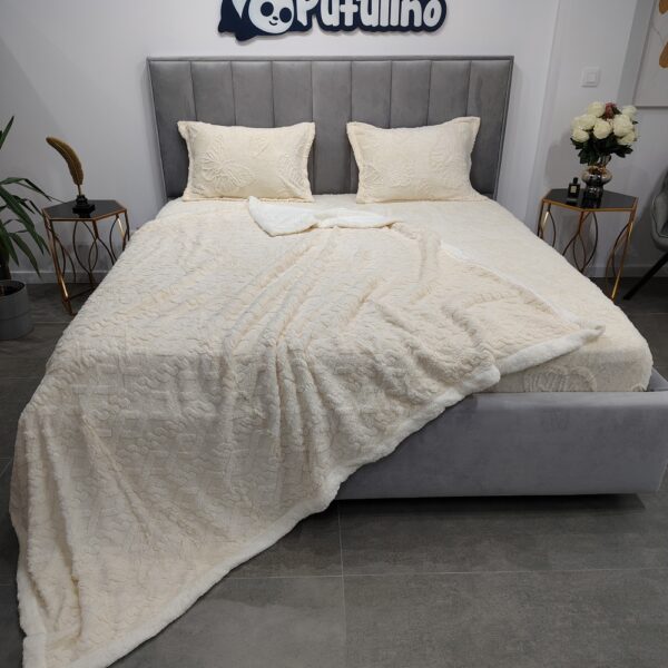 patura de pat cocoluno model cu fluturi galbena